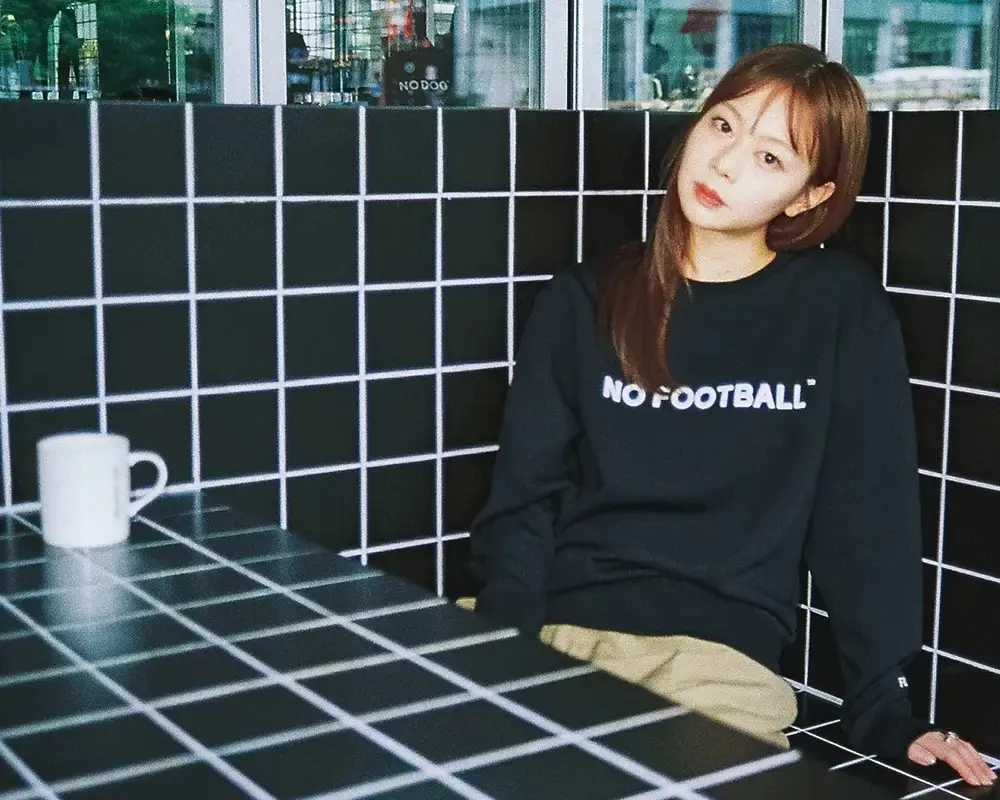 ブラックのNO FOOTBALLスウェットの公式着用イメージ