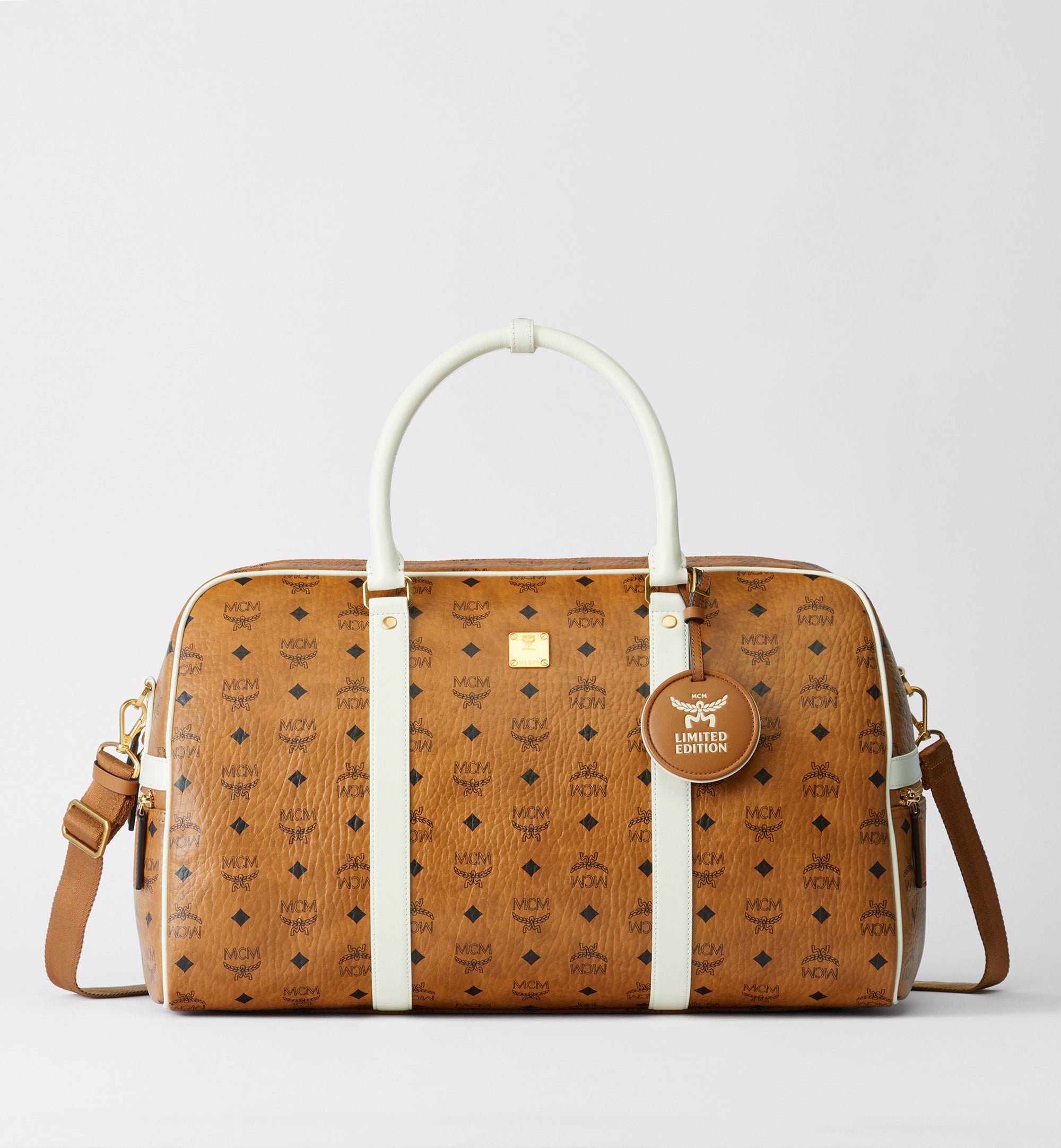 MCMとFCバイエルンのエンブレムを組み合わせたOttomar Weekender Bag