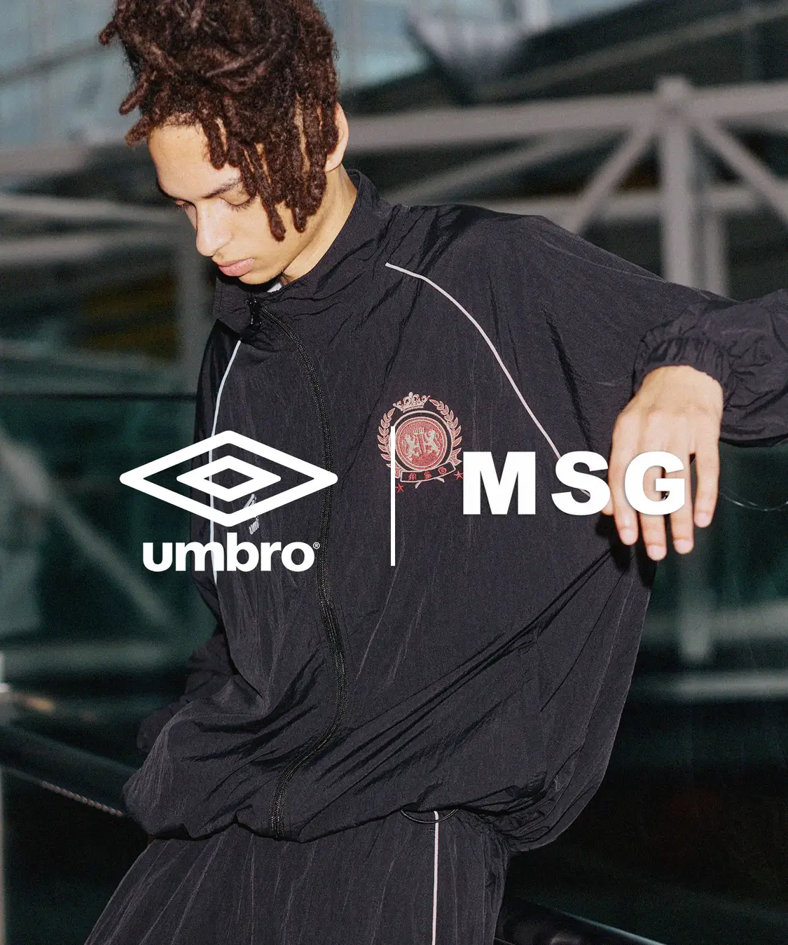 MSG×UMBROの黒いナイロントラックジャケットの公式ビジュアル