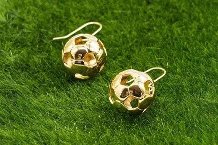 サッカーボールをモチーフにしたゴールドカラーのフックピアス