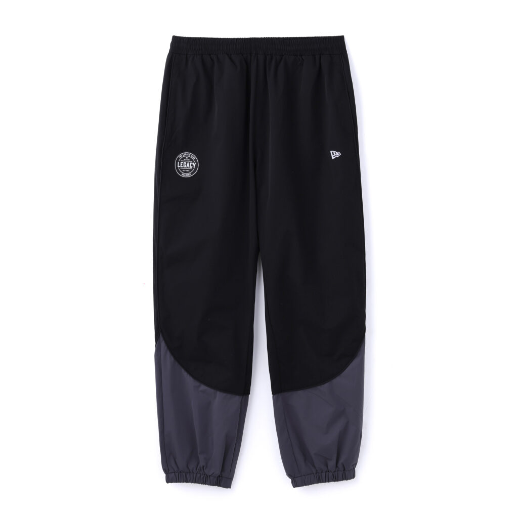 ブラック系のOversized Piping Track Pants。左右のロゴと膝下の配色切り替え