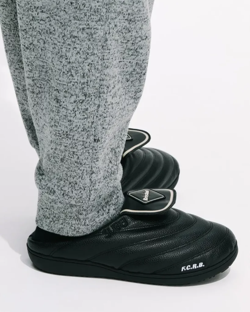 グレーのパンツと合わせた黒いFLAP SANDALSの着用写真