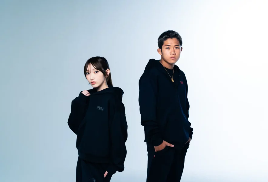 SY32とMATIN AVENIRのコラボフーディー着用ビジュアル